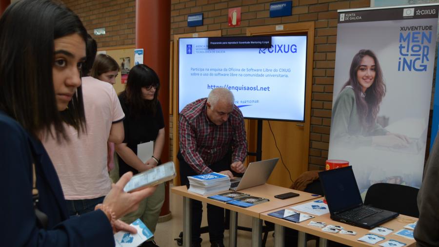 Participantes no I Foro de Robótica e Empresas, na EPS de Enxeñaría