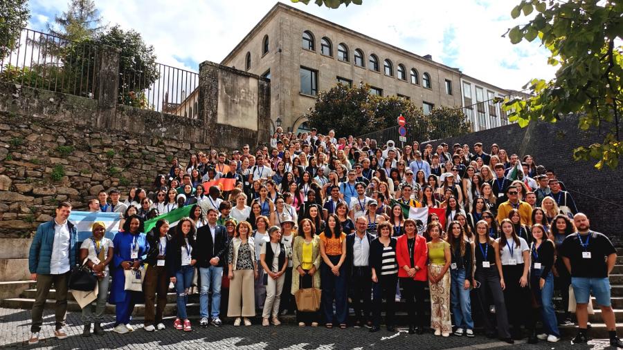 Foto de familia de reitor, autoridades, organización e estudantes. FOTO: Santi Alvite