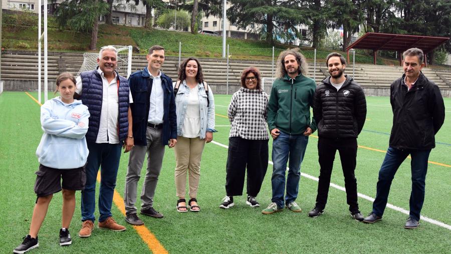 O delegado do reitor para o Deporte, Javier Rico, e a concelleira de Deportes Pilar Lueiro, con representantes do Santiago Rugby Club, o E.D.S. Santa Marta e o Racing San Lorenzo. FOTO: Santi Alvite  