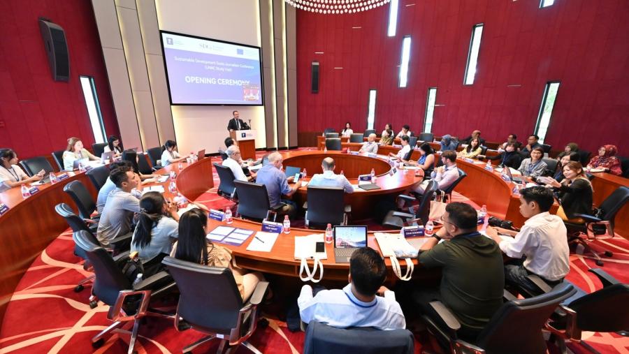 O profesor Óscar Rodil durante a súa intervención nunha das xuntanzas