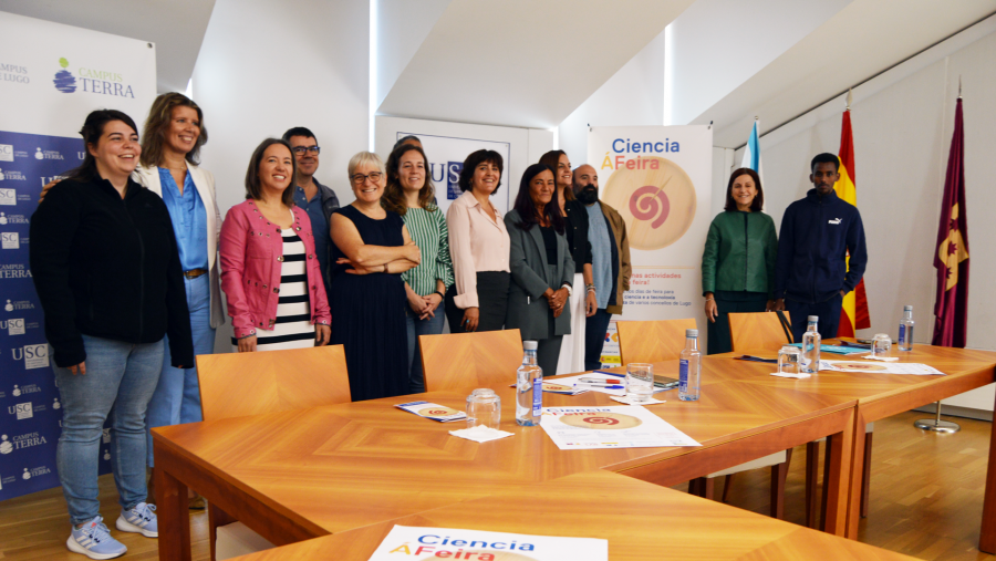 Participantes na presentación do proxecto 'Ciencia á Feira', no lugués Pazo de Montenegro