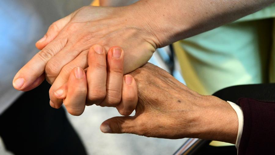 A USC desenvolverá o proxecto titulado ‘Resiliencia como factor protector da depresión en coidadores’. FOTO: Santi Alvite