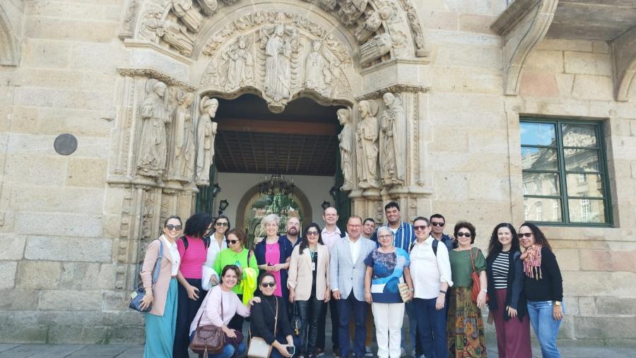 A delegación mantivo unha xuntanza co reitor Antonio López