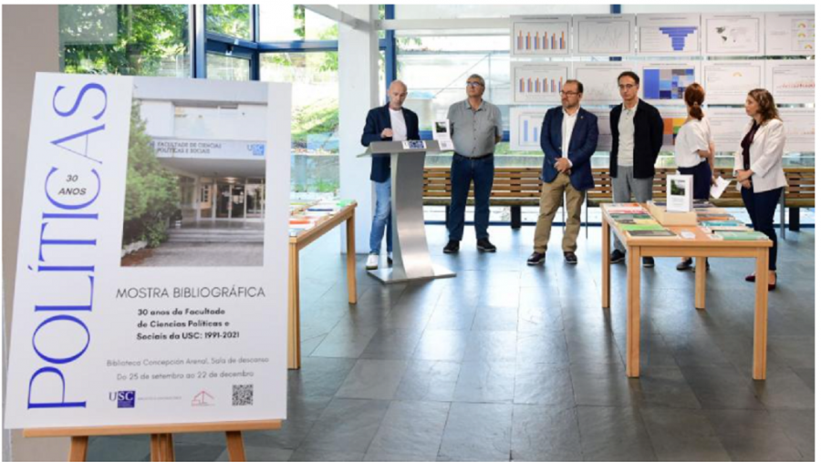 A mostra bibliográfica, situada na Sala de Descanso da Biblioteca, recolle os libros máis prestados e unha escolla dos artigos máis relevantes publicados entre 1991 e 2021. FOTO: Santi Alvite