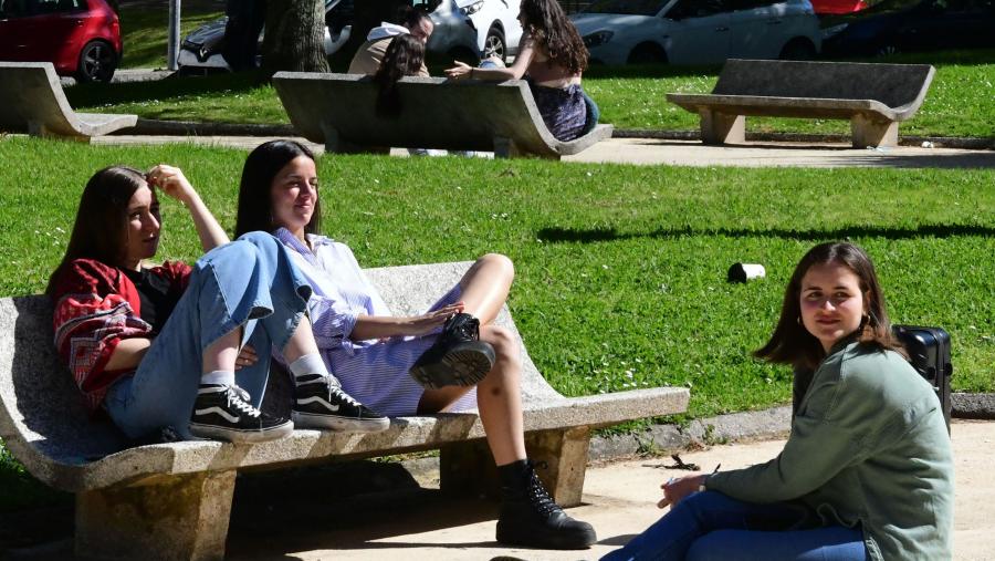 Entre os rexistros deste verán destaca así mesmo a temperatura mínima do 23 de agosto  cando non se baixou dos 21º8. Imaxe de arquivo de estudantado no campus. FOTO: Santi Alvite