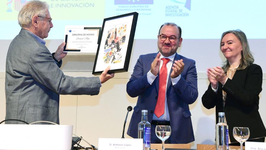 Bernard Miège recibe o diploma de honra de mans de Antonio López e Ana Isabel Rodríguez. FOTO: Santi Alvite
