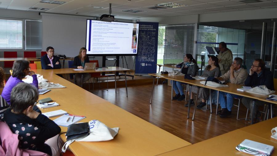 Fraga e Flores, con docentes e orientadores de Ensino Medio, no edificio Cactus de Lugo