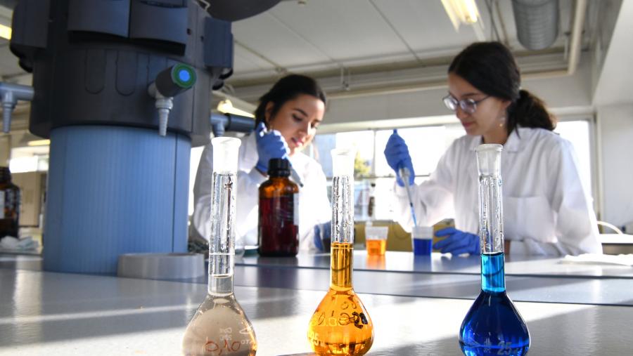 Imaxe de arquivo do laboratorio de Enxeñaría Ambiental na ETSE. FOTO: Santi Alvite