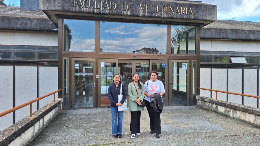 Mahima, Nandini e Anjali, diante da Facultade de Veterinaria da USC