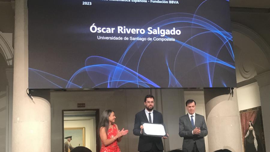 Óscar Rivero Salgado recollendo o premio