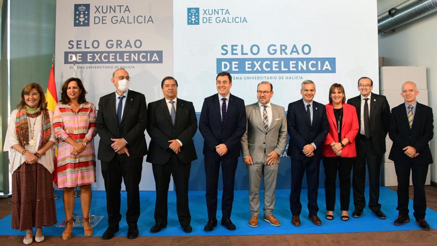 O reitor Antonio López e a vicerreitora María José López Couso, entre os asistentes ao acto. FOTO: Santi Alvite