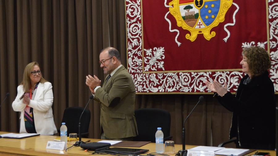 Carmen Sarceda recibe os parabéns do reitor Antonio López e da secretaria Xeral da USC, Dulce García Mella