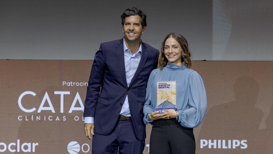 Alba Regueira recollendo o galardón de Gaceta Dental 