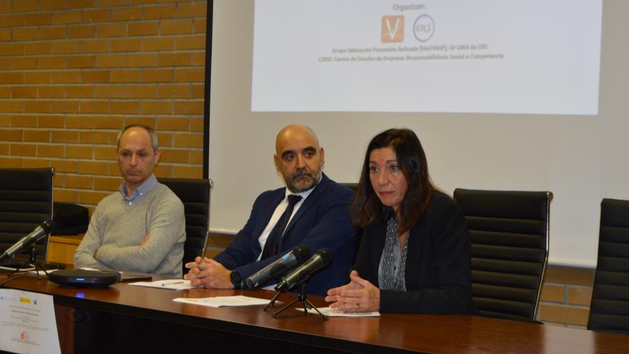 Ignacio Rodríguez, Roberto Bande e Elena Mancha, na Facultade de ADE da USC