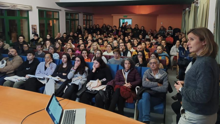 Participantes na sesión informativa impartida por Maite Flores e Javier Rico en Burela