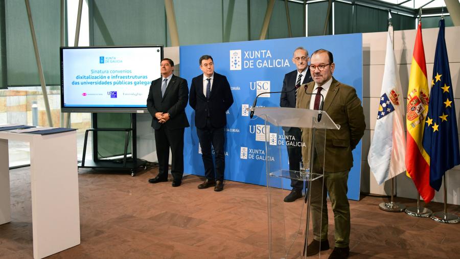 O reitor da USC durante a súa intervención no acto de sinatura. FOTO: Santi Alvite