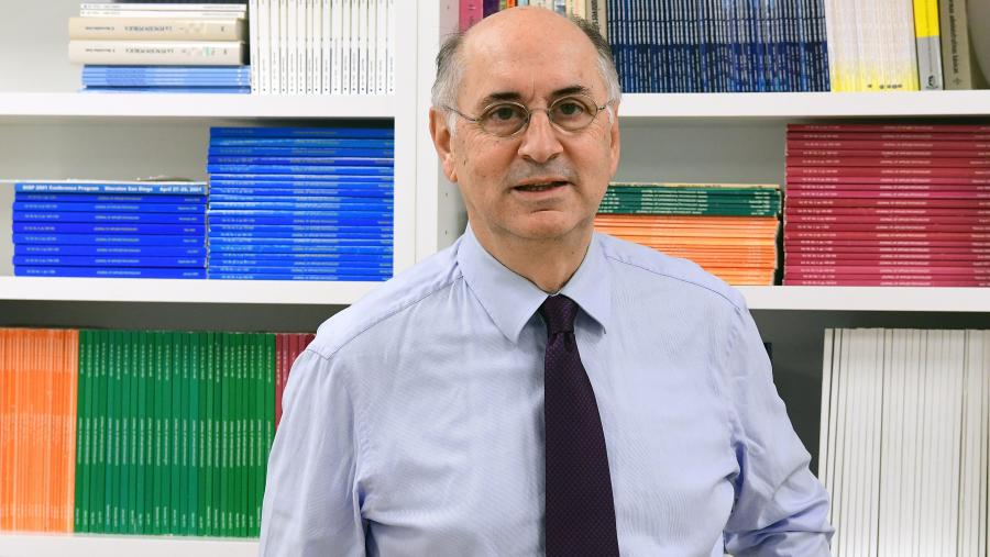 O programa do profesor Velo contempla accións específicas no eido da xestión, así como outras dirixidas aos diferentes colectivos que integran a comunidade do centro. FOTO: Santi Alvite