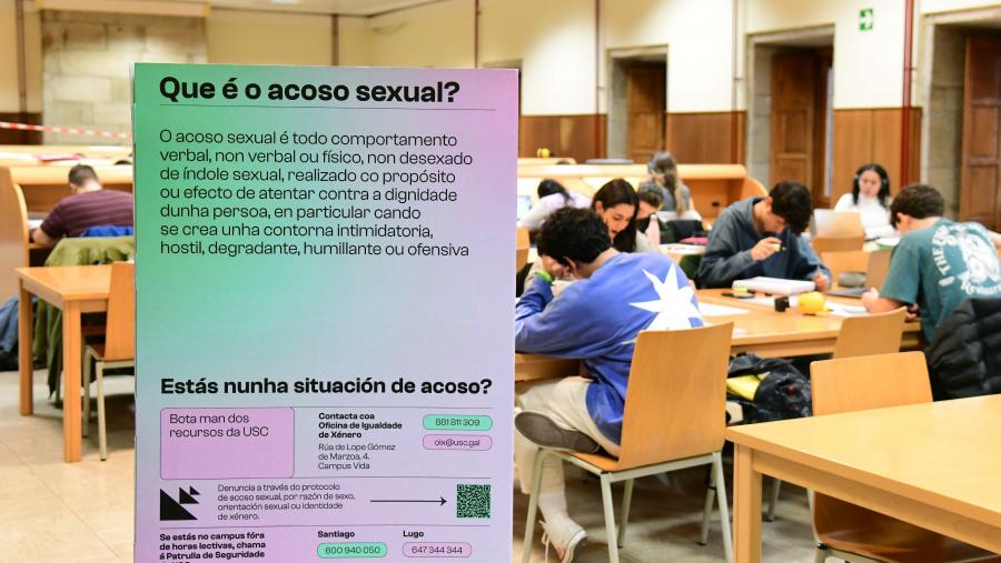 Monólito da campaña Contra o acoso situado na Biblioteca Xeral. FOTO: Santi Alvite 