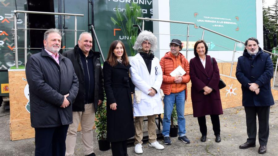 A vicerreitora Pilar Bermejo, segunda pola dereita, na presentación da mostra no Campus Vida da USC. FOTO: Santi Alvite