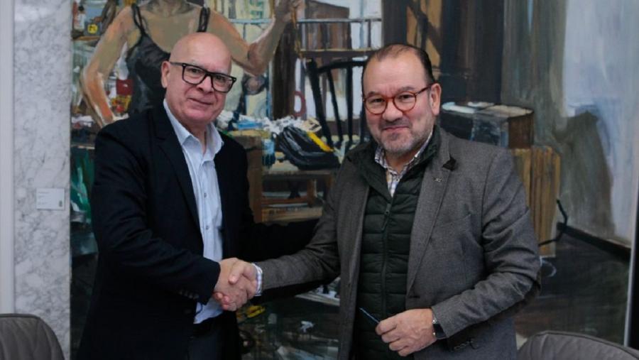 Xosé Regueira, esquerda, e Antonio López na sinatura do convenio. FOTO: Deputación da Coruña