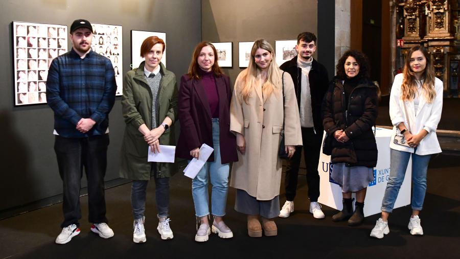Pilar Murias, segunda pola esquerda, e Cristina Pichel, terceira, con varias das persoas premiadas en Fotografía. FOTO: Santi Alvite