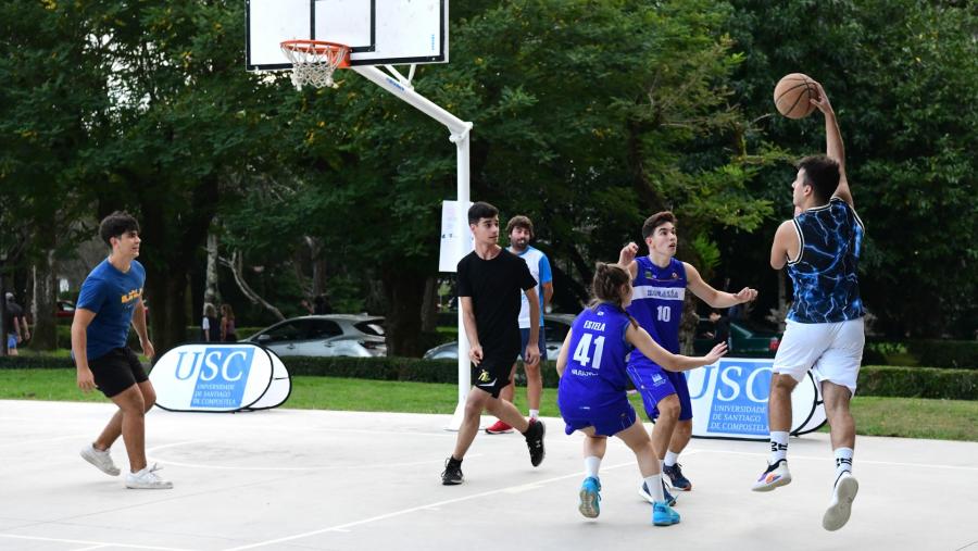 Partido de baloncesto ao aire libre. Foto: Santi Alvite