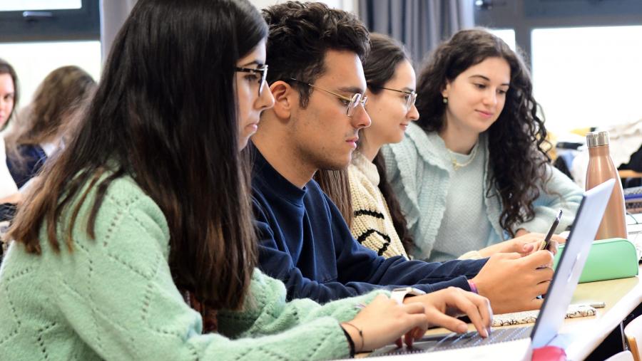 Segundo os resultados obtidos nas últimas edicións, algo máis do 70% dos universitarios de España ao rematar os seus estudos elixen ser empregados por conta allea, mentres que o 13% desexa emprender un negocio. Imaxe de arquivo dunha clase na USC. FOTO: Santi Alvite