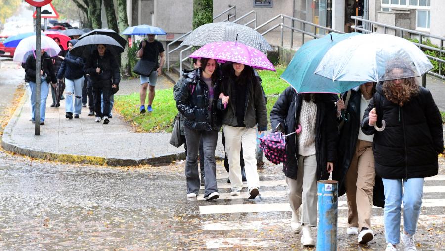 As familias interesadas en participar como acolledores deben poñerse en contacto coa Oficina de Cursos Internacionais. Imaxe de arquivo de alumnado polo campus. FOTO: Santi Alvite