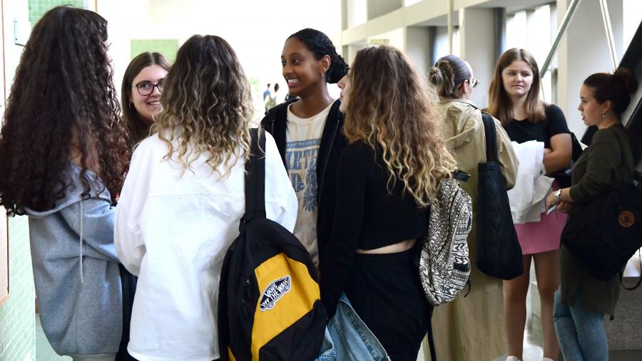 As identidades e as ideoloxías lingüísticas, especialmente, dos falantes de linguas minorizadas, serán o tema principal da segunda sección do simposio. Imaxe de arquivo de alumnado en Filoloxía. FOTO: Santi Alvite