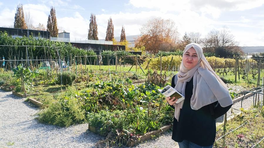 Meriem Korchi, nas hortas urbanas ecolóxicas do Campus de Lugo