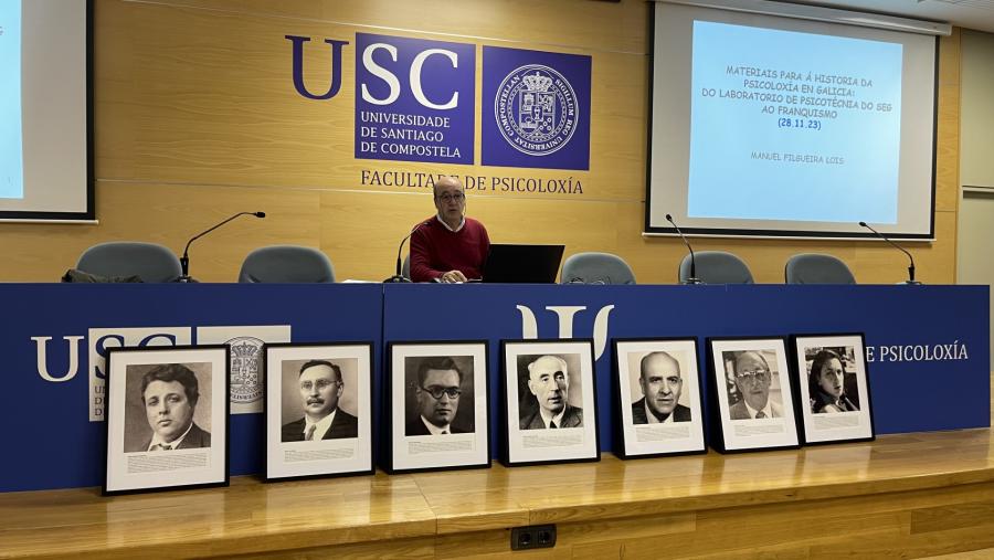 Manuel Filgueira Lois e as imaxes das figuras homenaxeadas. FOTO: Facultade de Psicoloxía