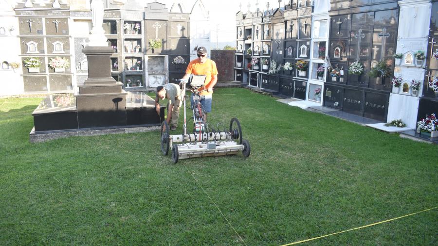 Traballos de busca no cemiterio do Val en Narón