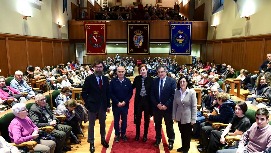 A vicerreitora Pilar Murias, no centro, presidiu o acto de clausura. FOTO: Santi Alvite
