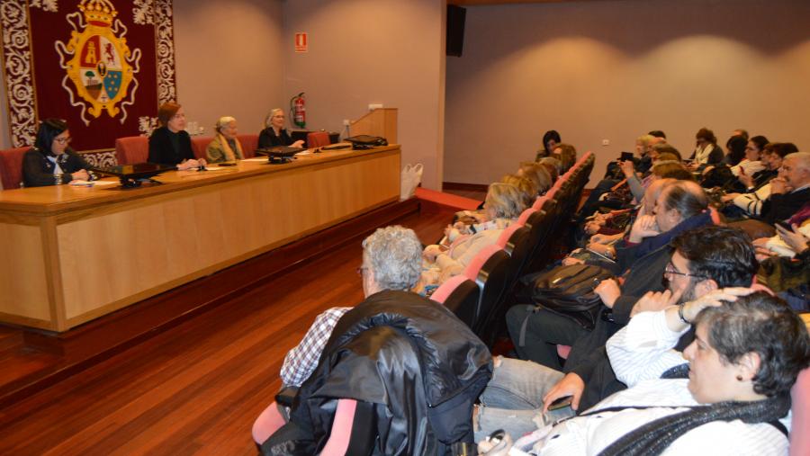 Esther Olveira, Pilar Murias, Benedicta Sánchez e Carmen Losada, con alumnado do IV Ciclo en Humanidades
