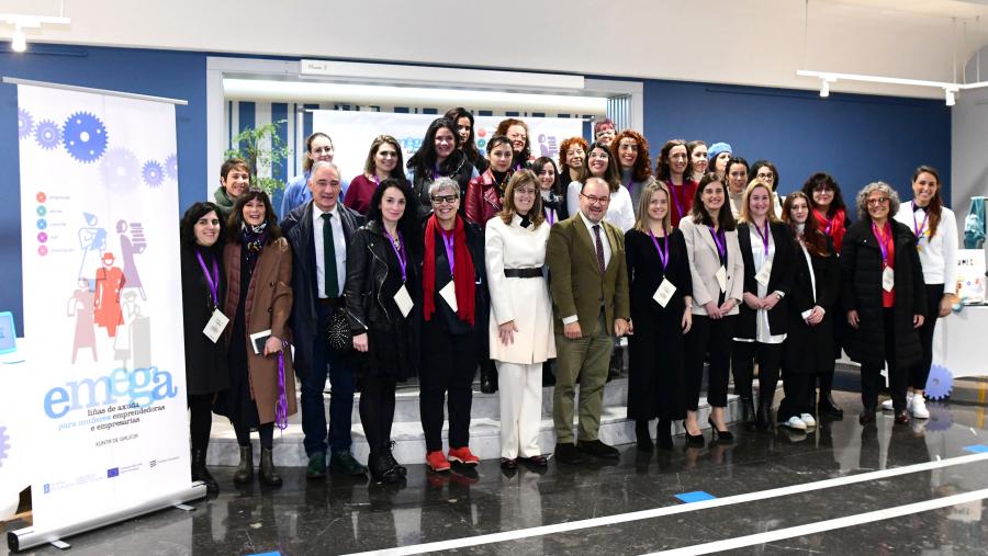 Foto de familia con todas as persoas participantes no acto. FOTO: Santi Alvite