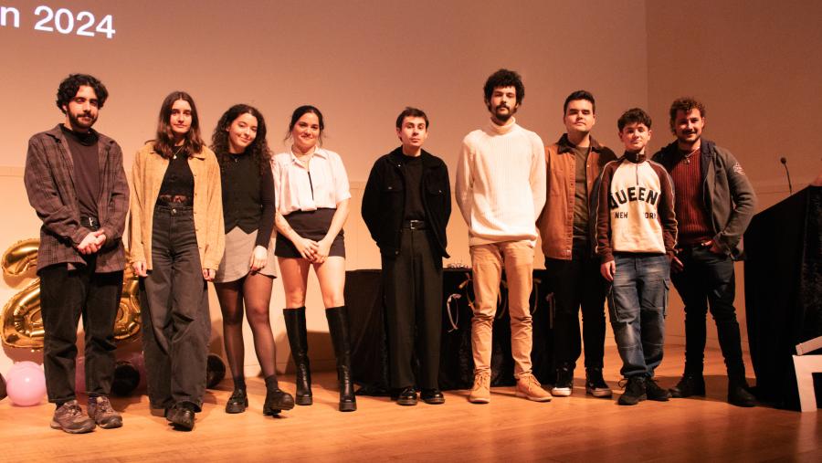 Foto de familia de representantes de obras gañadoras de premios e mencións do festival deste ano. FOTO: Facom Fest