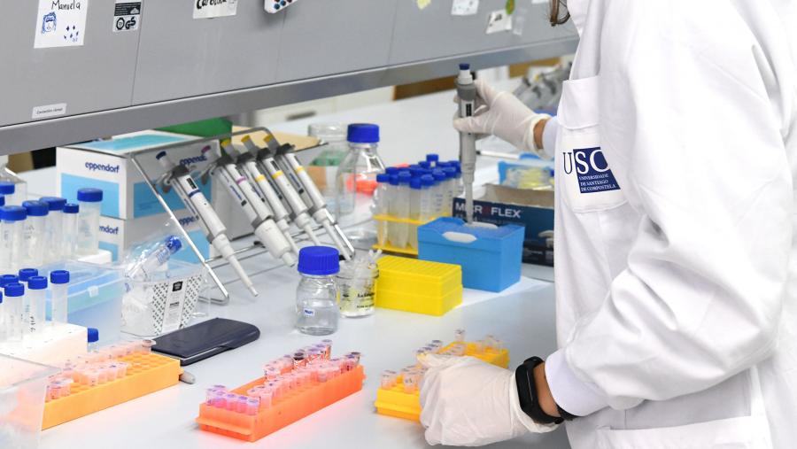 Desta convocatoria tamén poderán beneficiarse aqueles proxectos que teñan como obxectivo avanzar no proceso de valorización de xeito que se obteña maior madurez na comprensión da súa potencialidade de transferencia. Imaxe de arquivo dun laboratorio da USC. FOTO: Santi Alvite