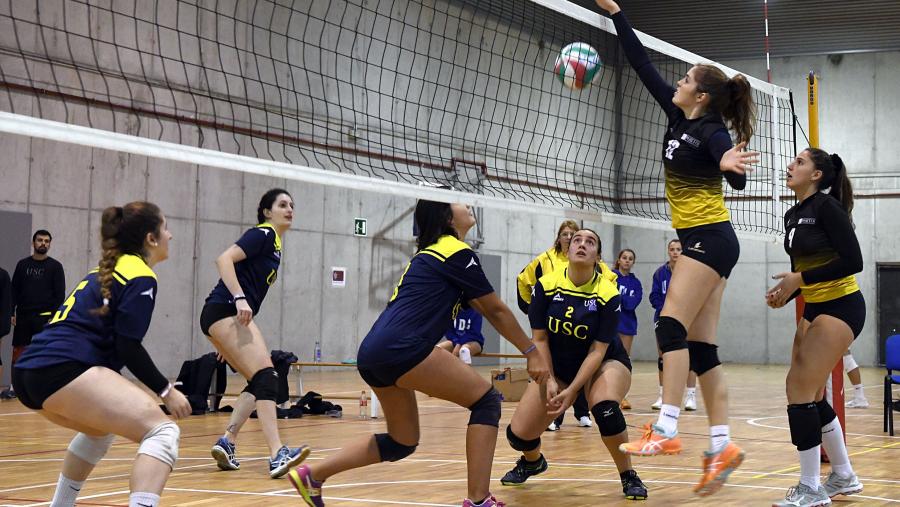 Alumnado da USC nunha competición de voleibol. FOTO: Santi Alvite