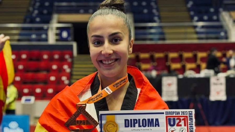 Irene Montemuíño amosa o bronce obtido no Campionato Europeo SUB21 de taekwondo en Bucarest