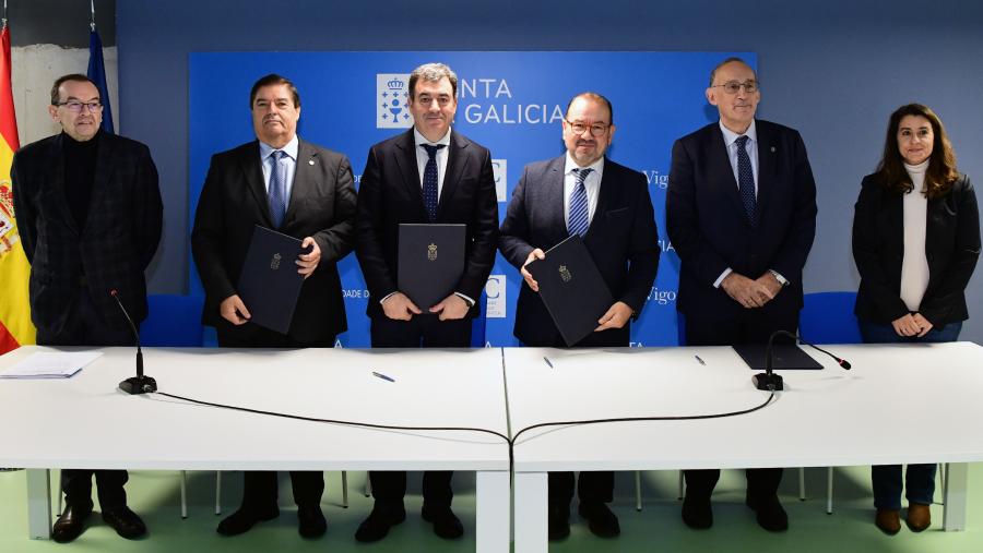 Os reitores e o conselleiro formalizaron o acordo este martes 12. FOTO: Santi Alvite