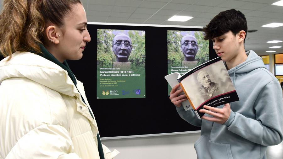 A obra coeditada pola RAGC e o Consello da Cultura Galega realiza un repaso pola traxectoria profesional e vital do homenaxeado. FOTO: Santi Alvite