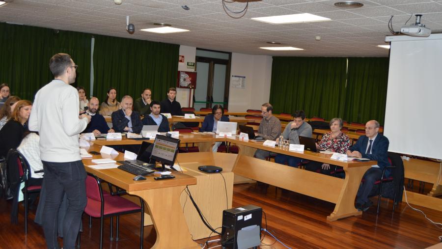 Luis M. Botana, á dereita, con investigadores internacionais, na sesión de apertura do proxecto BEAP-Mar