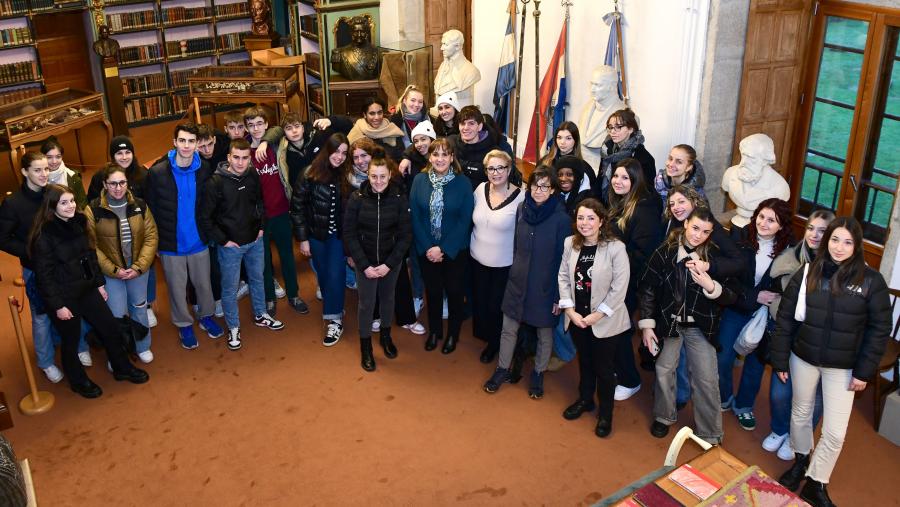 Grupo de estudantes do Liceo Botta de Ivrea visitando a Biblioteca América no Colexio de Fonseca. FOTO: Santi Alvite