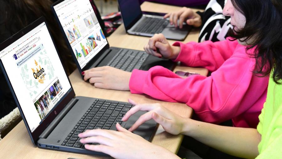 A través dun formulario en liña o Centro fai un chamamento ao estudantado para que achegue tamén as súas opinións. FOTO: Santi Alvite 