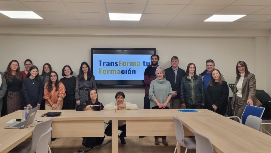 Foto de familia con todas as persoas participantes na presentación do proxecto. FOTO: David Álvarez Caneda 