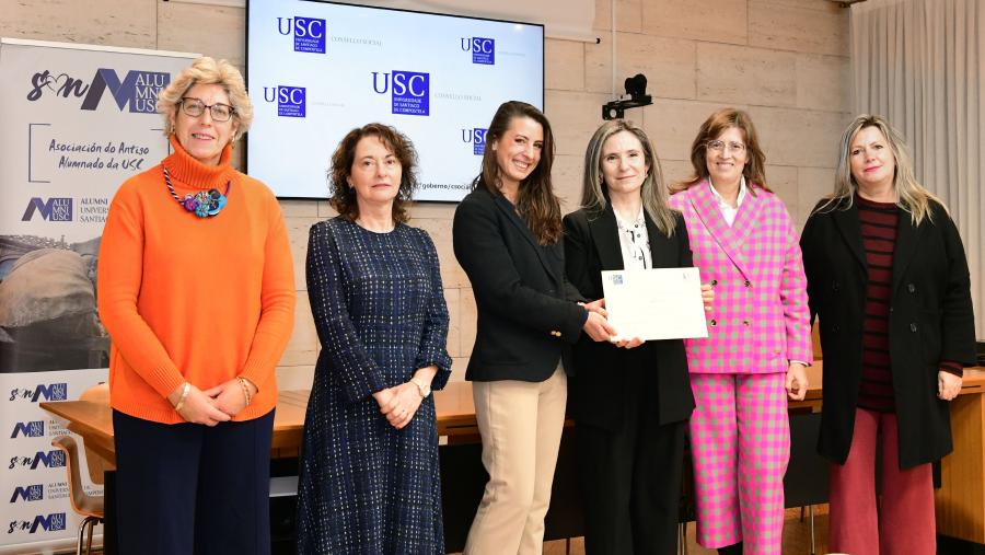 Pola esquerda, María Teresa Bouzada Gil, membro do xurado; a secretaria xeral da USC, Dulce María García Mella;  a presidenta de Acougo, Rebeca Pereira Ferrón; a presidenta do Consello Social da USC, Cecilia Sierra Rey; a presidenta de AlumniUSC, Eva López Barrio, e unha voluntaria de Acougo, Paz. FOTO: Santi Alvite