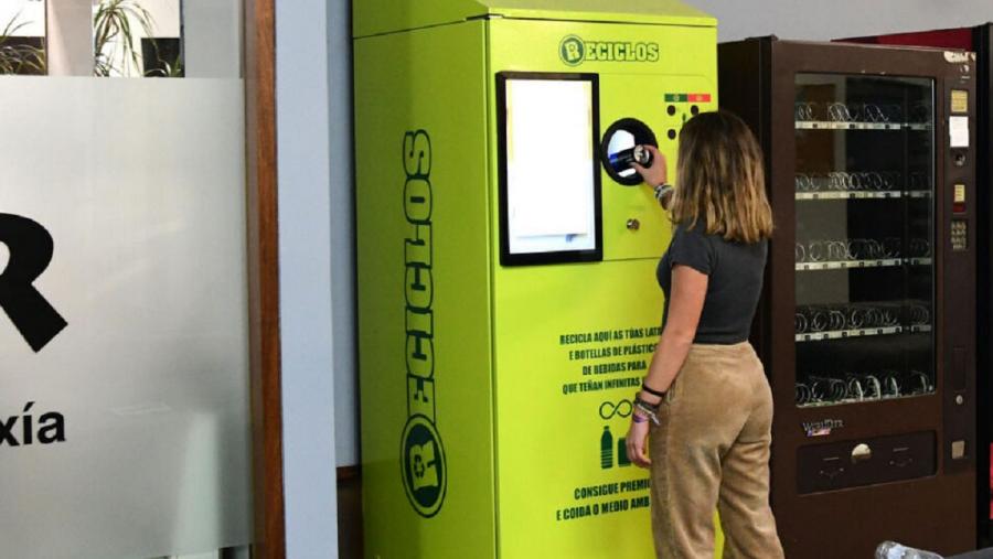 O número de envases recollidos nas seis máquinas RECICLOS instaladas en diferentes puntos da USC ao longo de 2023 ascendeu a 12.410. FOTO: Santi Alvite