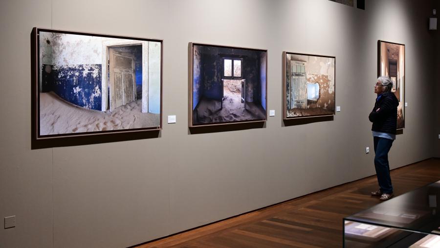 A mostra amosa imaxes das cidades de Kolmanskop e Al Madam. FOTO: Santi Alvite