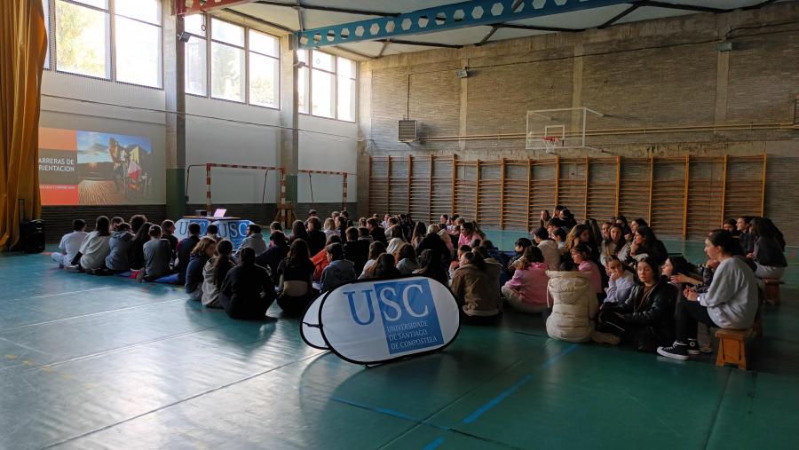 Alumnos de CC da Educación asistindo á clase teórica