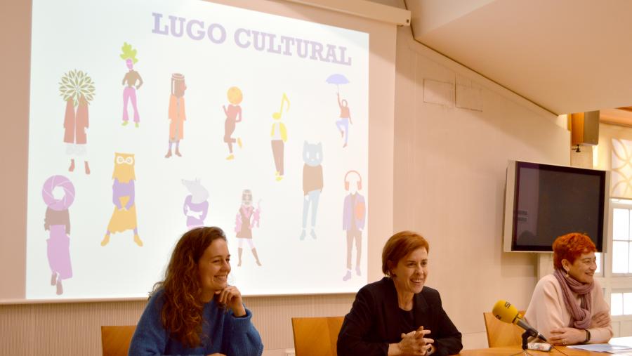 A vicerreitora de Cultura da USC, Pilar Murias, entre Iria Castro e Tareixa Ferreiro, na presentación do Lugo Cultural 2024